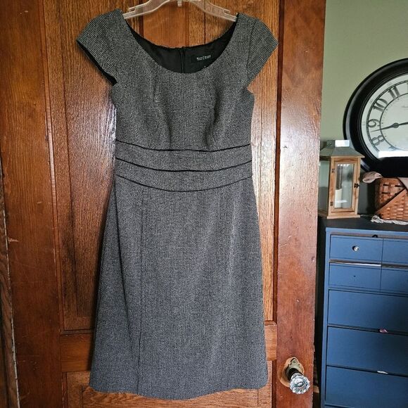 White House Black Market WHBM Gray Black Sheath Dress Textured Slimming Size 4 - Picture 1 of 9